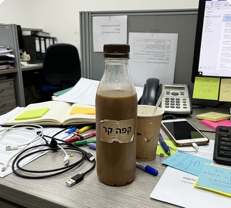 צילום המוצר על שולחן עמוס
